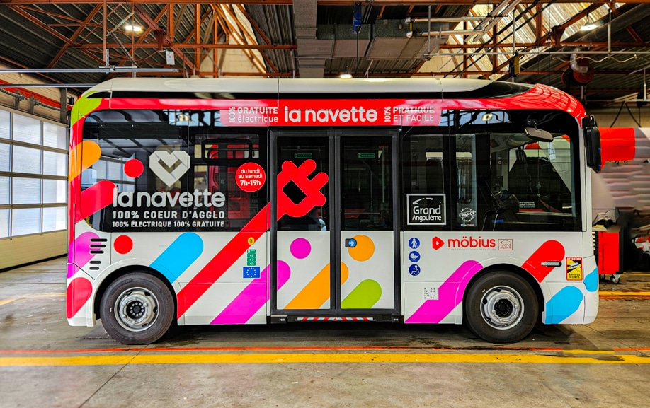 Pose de covering sur une navette électrique de la STGA