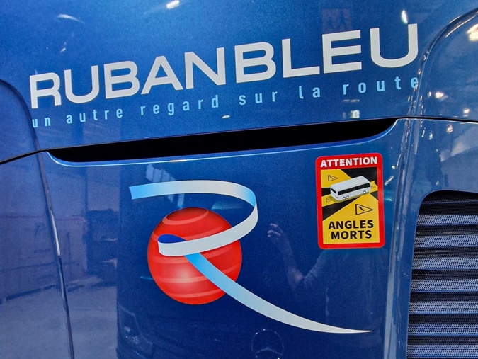 Sticker angle mort posé sur un autocar