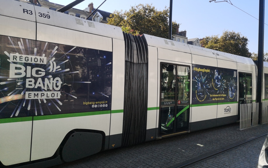 Vitrophanie sur tramway NAOLIB pour une action emploi