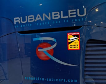 Autocollant angle mort à l'arrière d'un bus