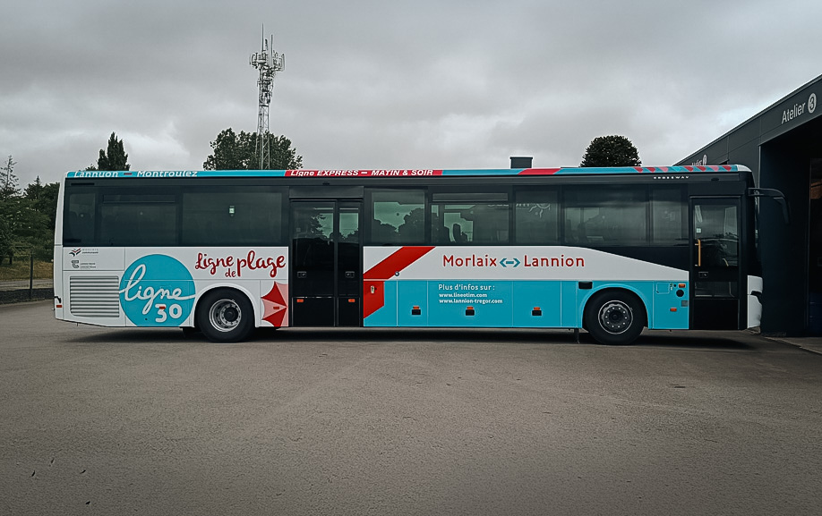 Covering partiel d'un autocar pour une ligne de transport
