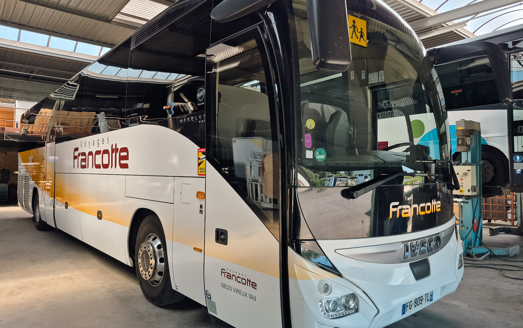 Habillage de l'autocar des voyages Francotte