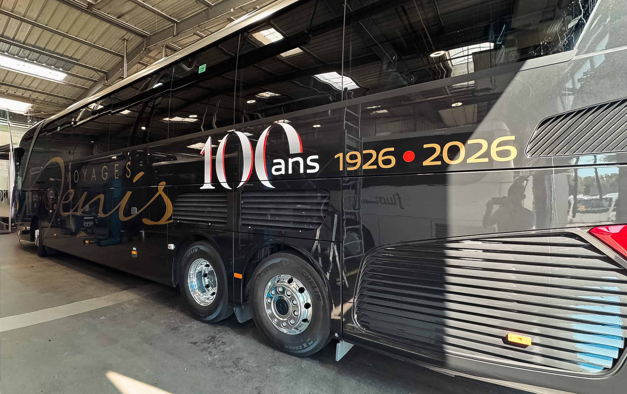 Livrée des 100ans sur autocar des voyages Denis