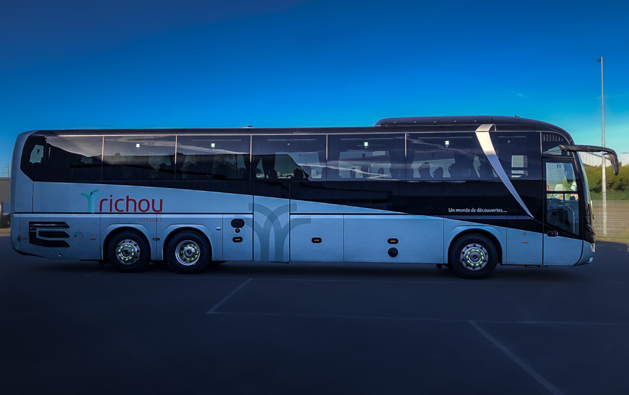 Habillage adhésif d’un autocar MAN Lion’s Coach pour Richou Voyages