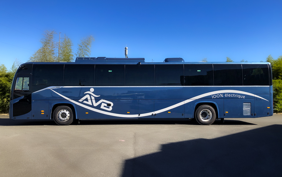 Covering d'autocar éléctrique AVB sur le flanc gauche d'un Higer V13E de 13 m