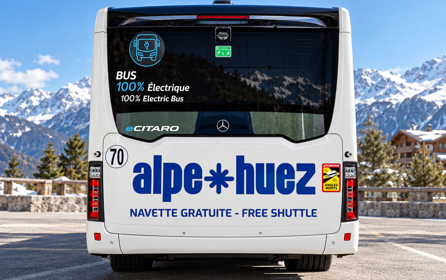 Face arrière d’une navette électrique eCitaro avec lettrage Alpe d’Huez, mention navette gratuite et signalétique angles morts, livrée posée par Graphibus