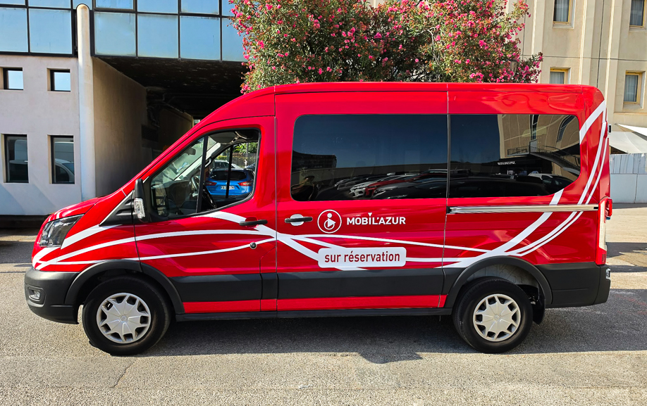 Covering de minibus de transport public Mobil’Azur sur Ford Transit L2H2